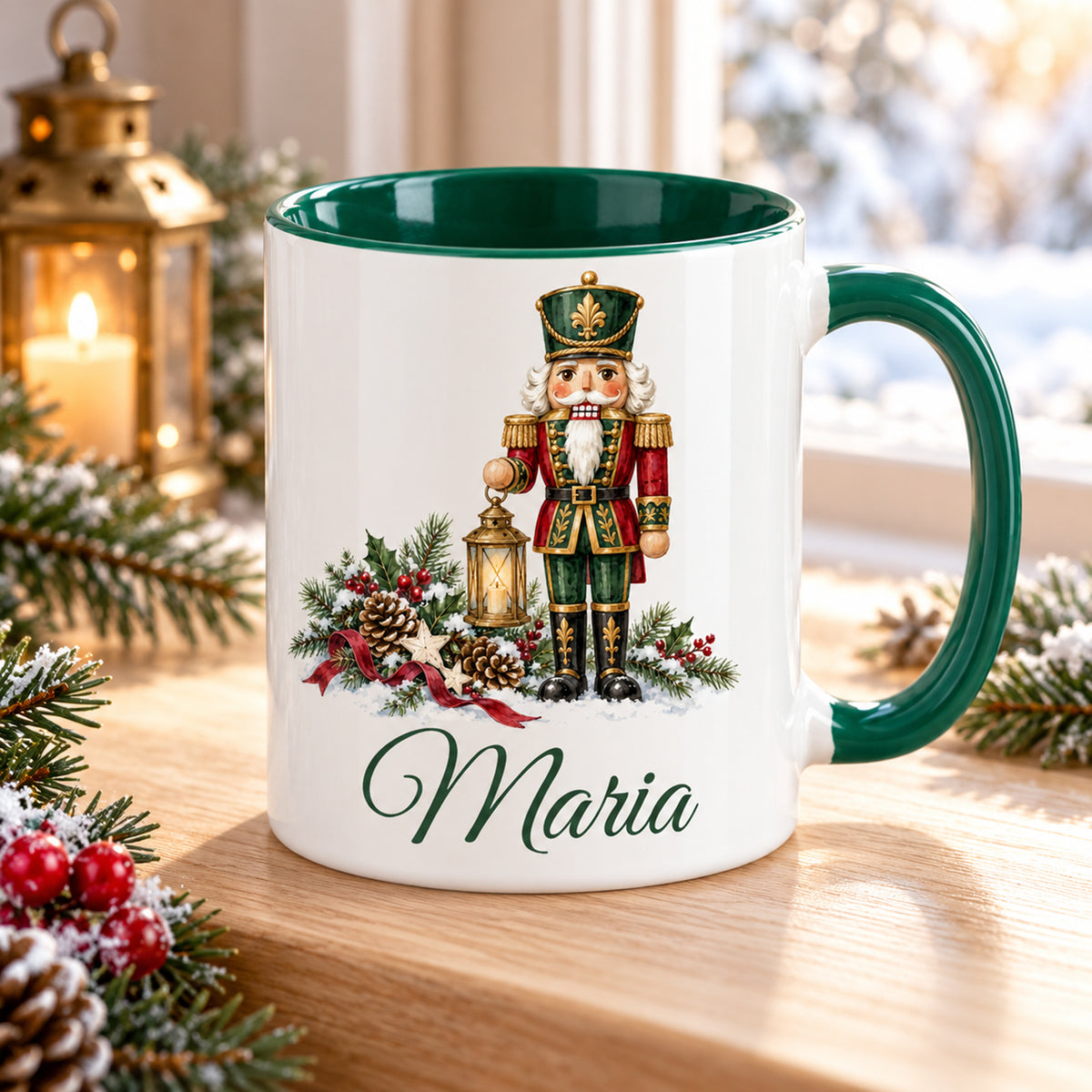 Weiße Keramiktasse mit grünem Henkel und grüner Innenseite, Motiv Nussknacker mit Winterlaterne und Wunschname vor weihnachtlicher Dekoration.