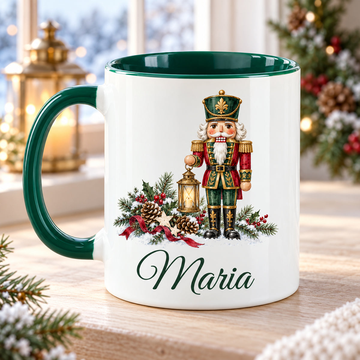 Weiße Keramiktasse mit grünem Henkel und grüner Innenseite, Motiv Nussknacker mit Winterlaterne und Wunschname mit Blick auf die zweite bedruckte Seite.