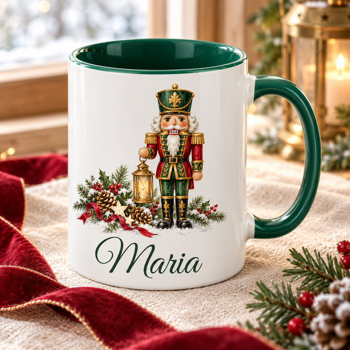 Weiße Keramiktasse mit grünem Henkel und grüner Innenseite, Motiv Nussknacker mit Winterlaterne und Wunschname in schräger Ansicht auf Leinen mit Geschenkband.