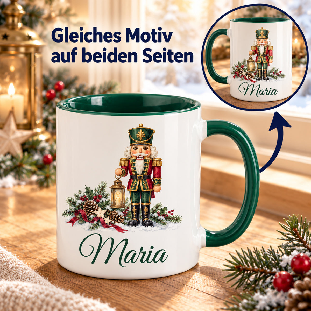 Weiße Keramiktasse mit grünem Henkel und grüner Innenseite, Motiv Nussknacker mit Winterlaterne und Wunschname mit vergrößerter Ansicht der zweiten Seite und Hinweis auf den beidseitig gleichen Druck.