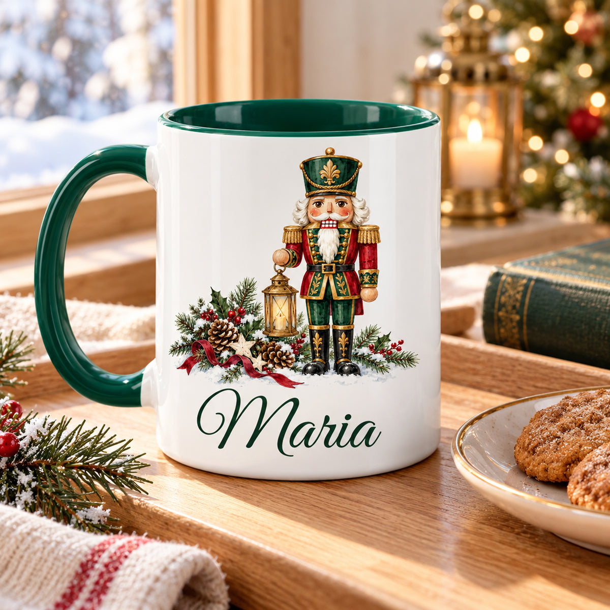 Weiße Keramiktasse mit grünem Henkel und grüner Innenseite, Motiv Nussknacker mit Winterlaterne und Wunschname auf einem Tablett mit Gebäck in weihnachtlicher Umgebung.