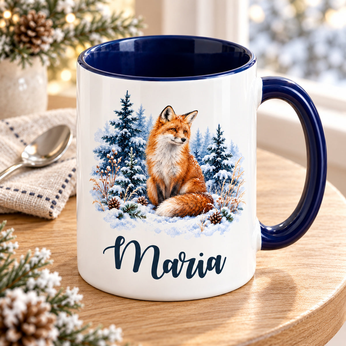 Weiße Keramiktasse mit dunkelblauem Henkel, Winterfuchs und Wunschname schräg von oben mit dunkelblauer Innenseite