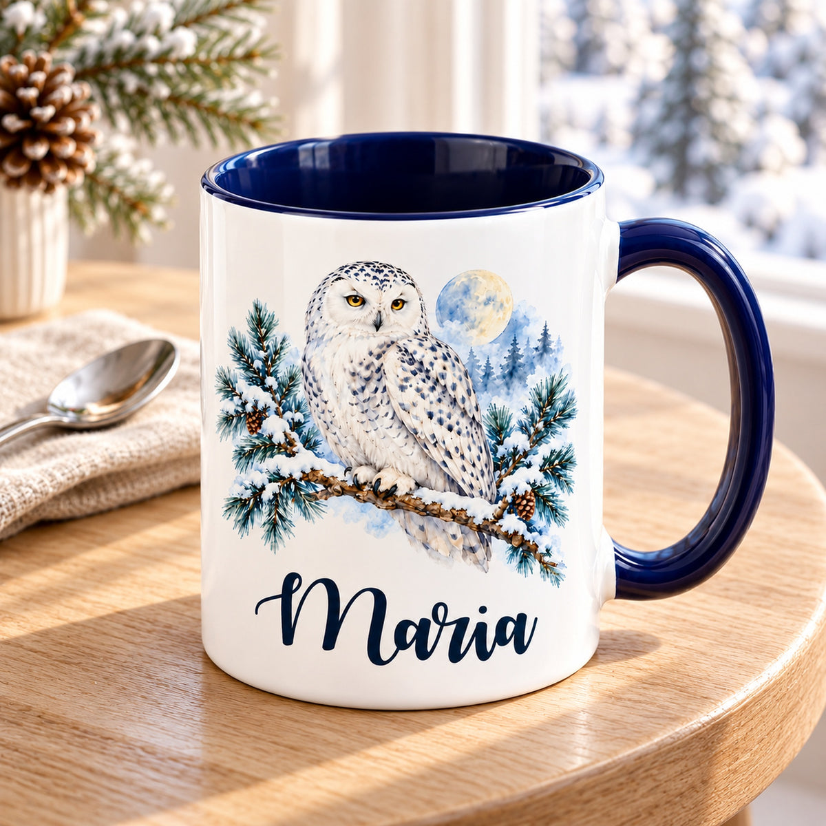 Weiße Keramiktasse mit dunkelblauem Henkel, Schneeeule und Wunschname schräg von oben mit dunkelblauer Innenseite