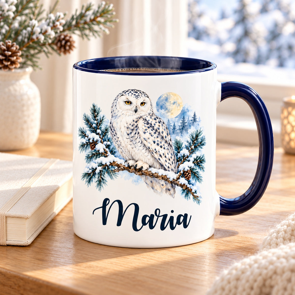 Weiße Keramiktasse mit dunkelblauem Henkel, Schneeeule und Wunschname in einer gemütlichen Winterszene