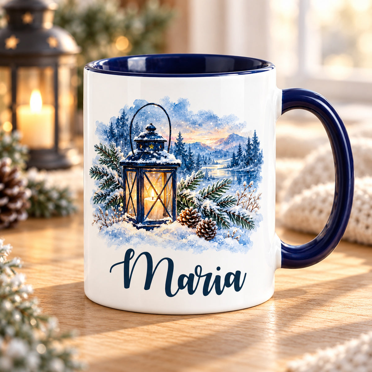 Weiße Keramiktasse mit dunkelblauem Henkel, Winterlaterne und Wunschname in winterlicher Umgebung