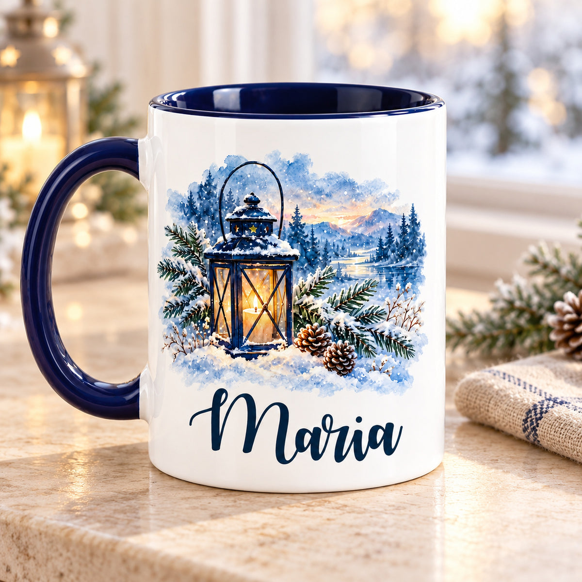 Weiße Keramiktasse mit dunkelblauem Henkel, Winterlaterne und Wunschname mit Blick auf die zweite bedruckte Seite
