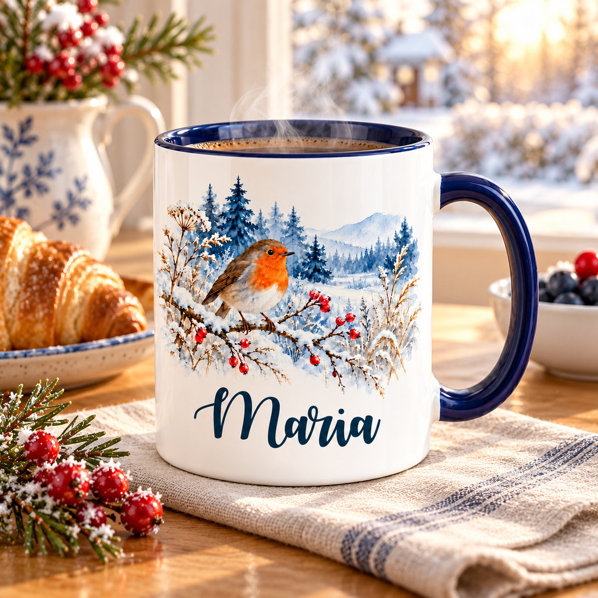 Weiße Keramiktasse mit dunkelblauem Henkel, Rotkehlchen im Schnee und Wunschname in einer gemütlichen Winterszene