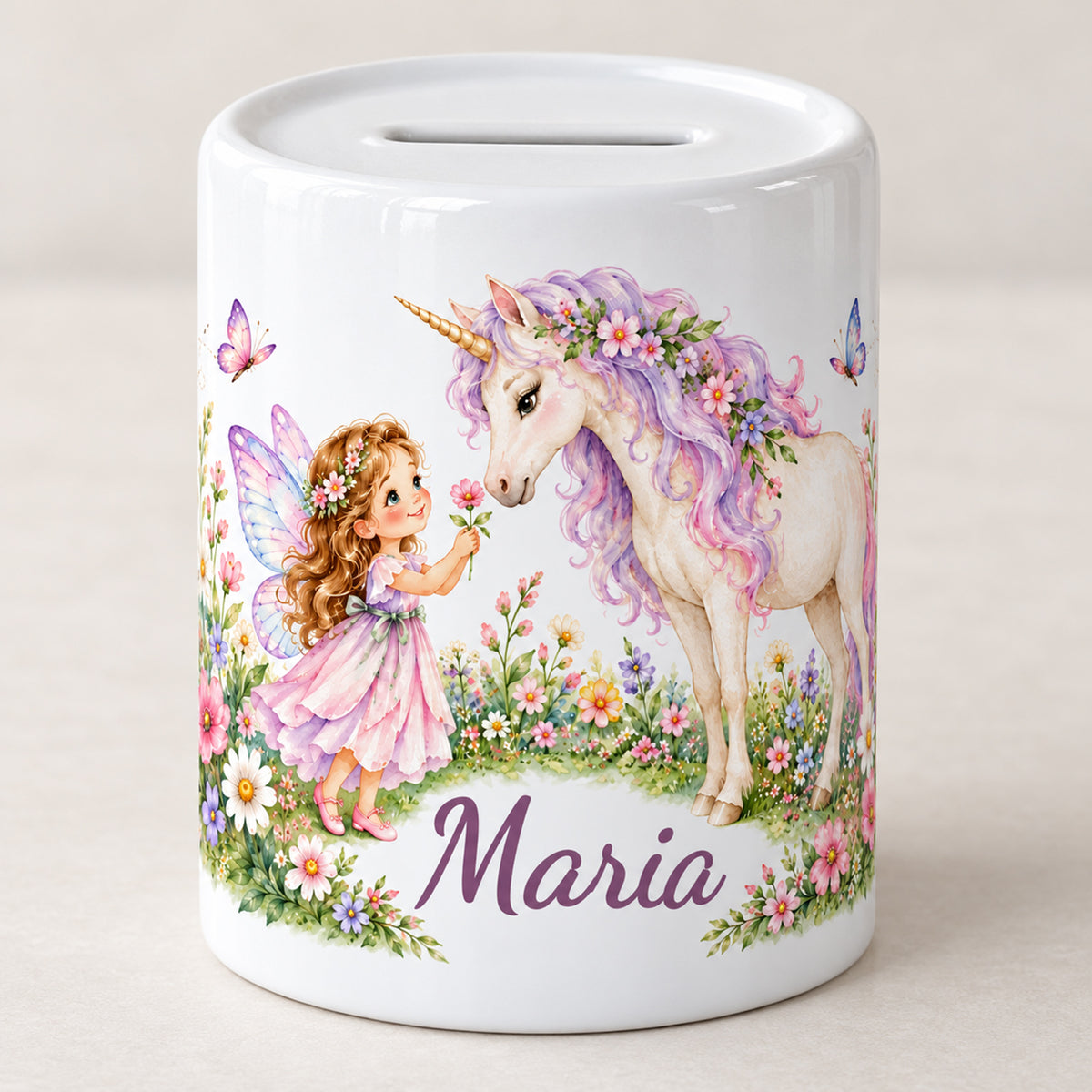 Weiße Keramikspardose mit Wunschname sowie einer Fee, einem Einhorn und einer Blumenwiese vor hellem Hintergrund.
