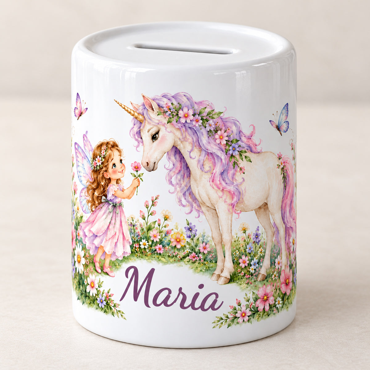 Weitere Ansicht der weißen Spardose mit Namensaufdruck sowie einer Fee, einem Einhorn und einer Blumenwiese.