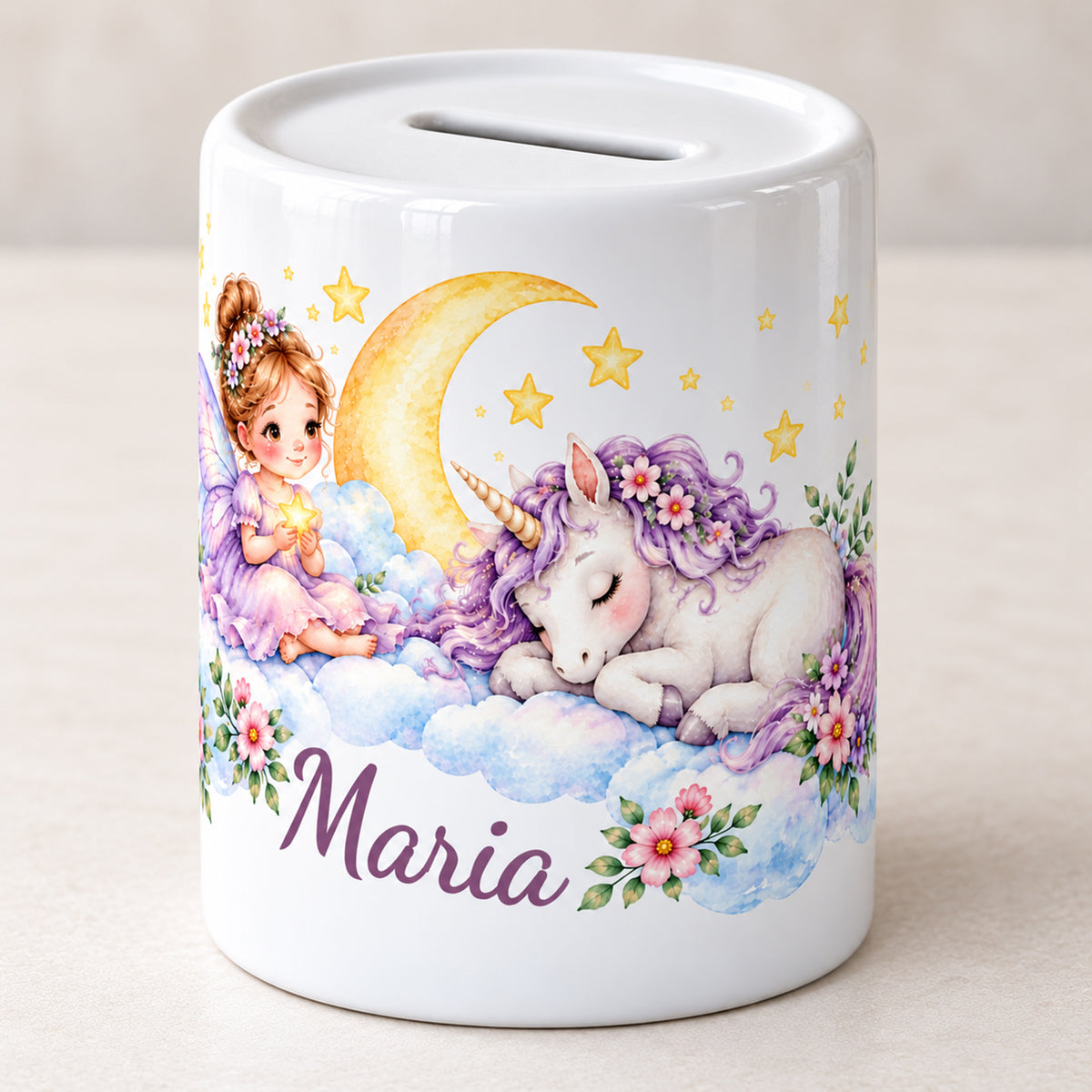 Weitere Ansicht der weißen Spardose mit Namensaufdruck sowie einer sitzenden Fee, einem schlafenden Einhorn, Mond und Sternen.