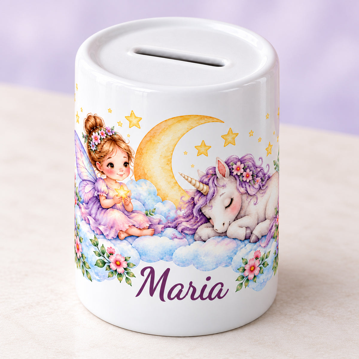 Personalisierte Keramikspardose mit einer sitzenden Fee, einem schlafenden Einhorn, Mond und Sternen in schräger Ansicht mit sichtbarem Münzschlitz.