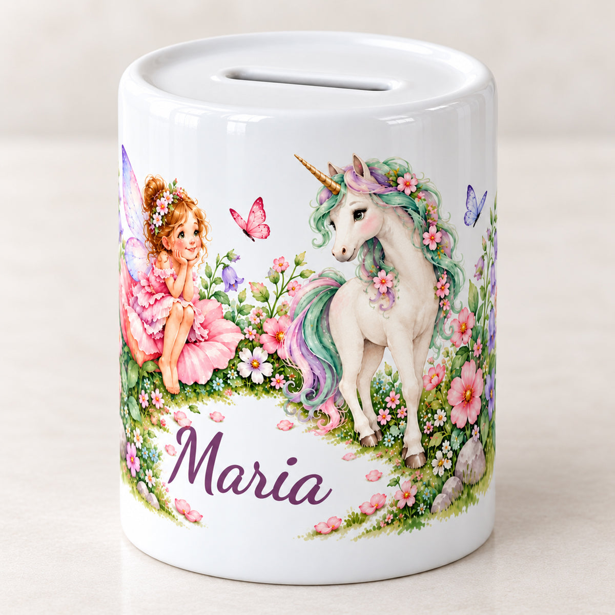 Weitere Ansicht der weißen Spardose mit Namensaufdruck sowie einer Fee, einem Einhorn, Blumen und Schmetterlingen.