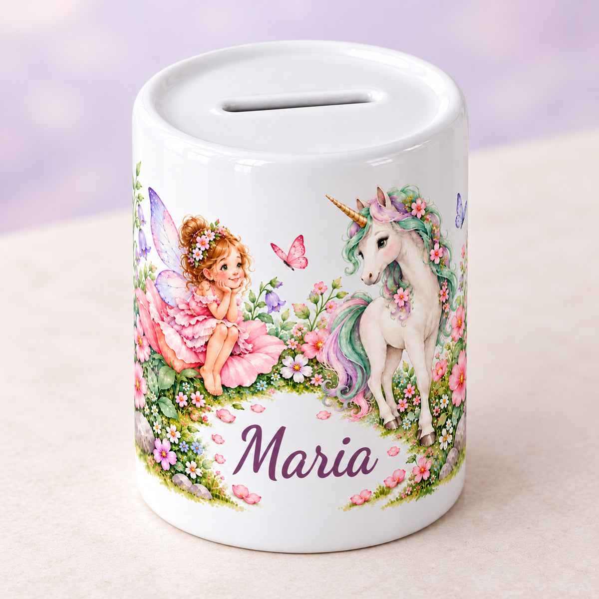 Personalisierte Keramikspardose mit einer Fee, einem Einhorn, Blumen und Schmetterlingen in schräger Ansicht mit sichtbarem Münzschlitz.