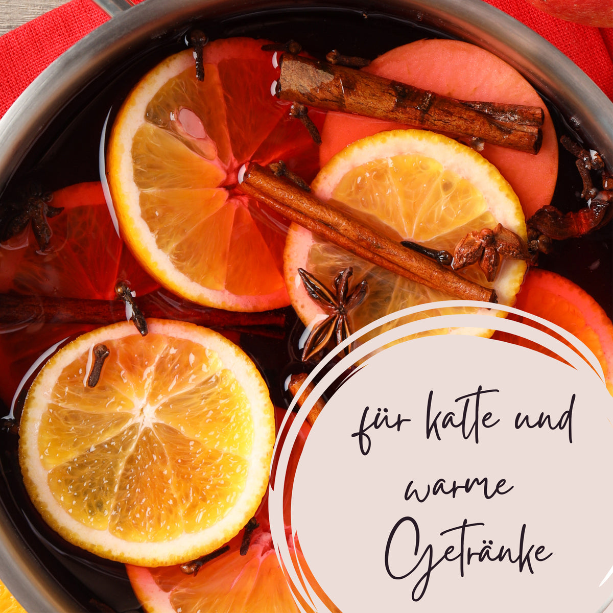 Glühwein mit Zimt, Orangen und Äpfeln.