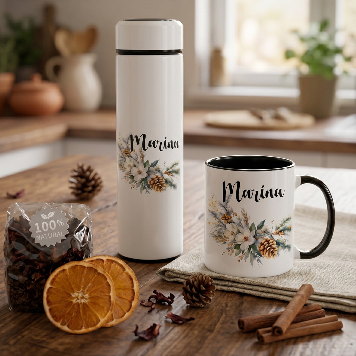 Weiße Thermosflasche und Tasse mit floralem Design, personalisiert.