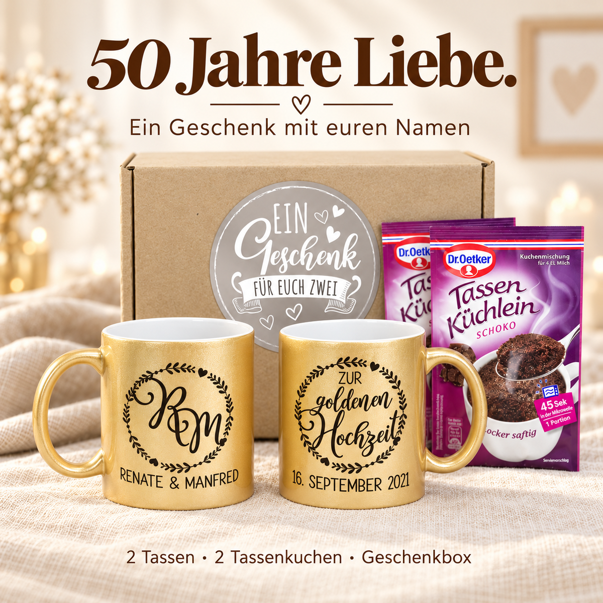 Geschenkset zur goldenen Hochzeit mit zwei personalisierten goldfarbenen Tassen, zwei Schoko-Tassenkuchen und Geschenkbox.