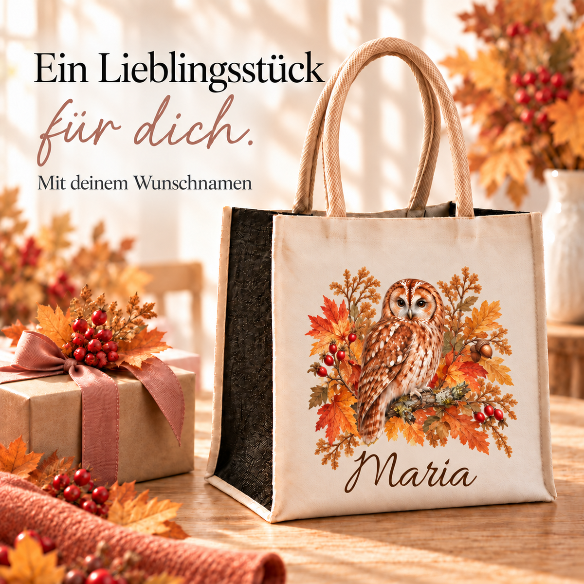 Einkaufstasche mit herbstlichem Eule-Motiv und Wunschname neben einem verpackten Geschenk.