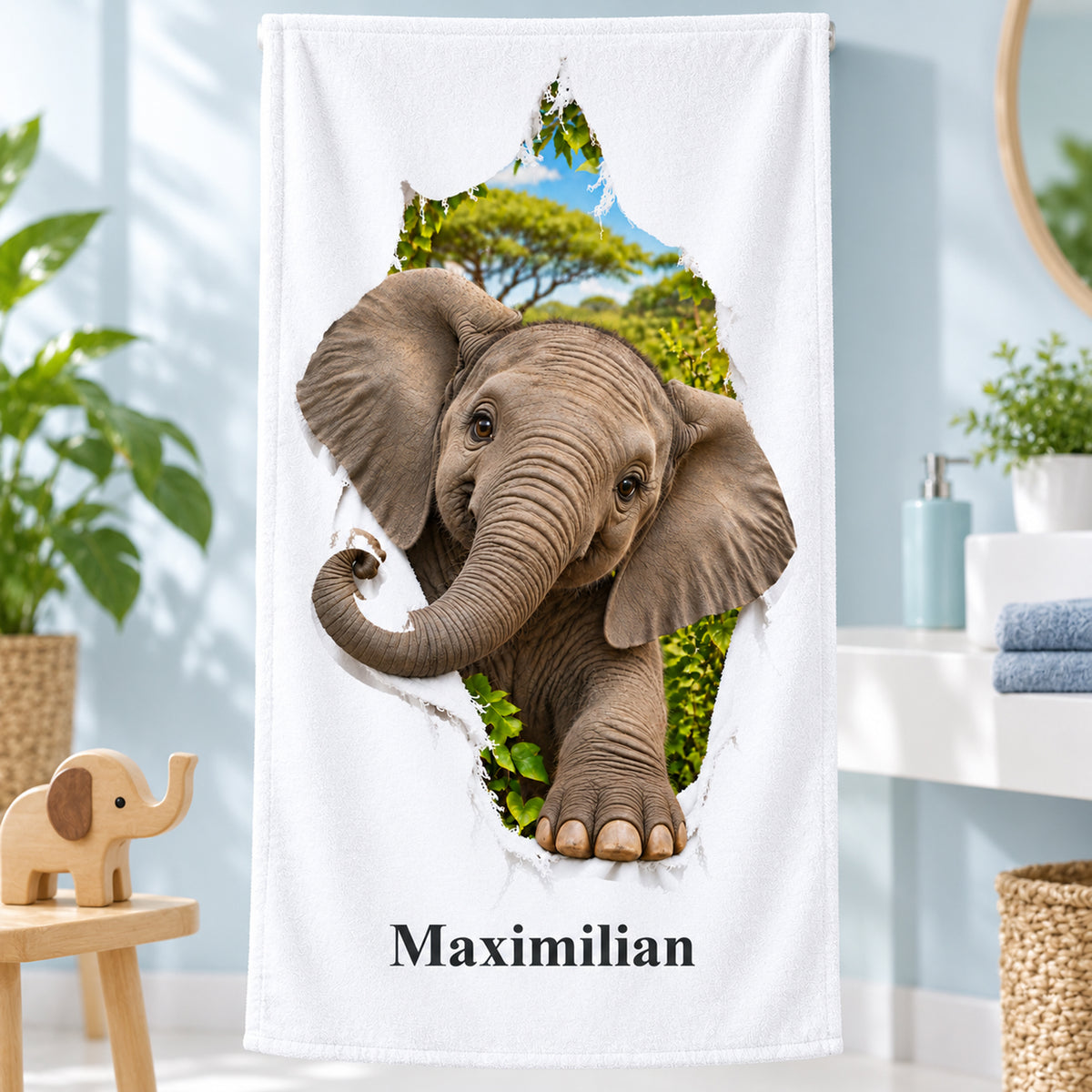 Handtuch mit Elefant-Motiv und Namensaufdruck im thematisch gestalteten Badezimmer