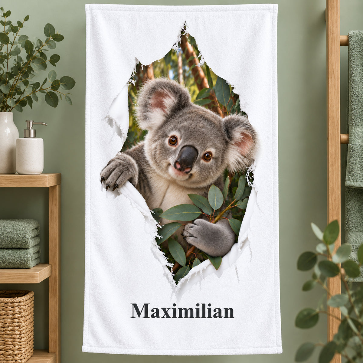 Handtuch mit Koala-Motiv und Namensaufdruck im thematisch gestalteten Badezimmer