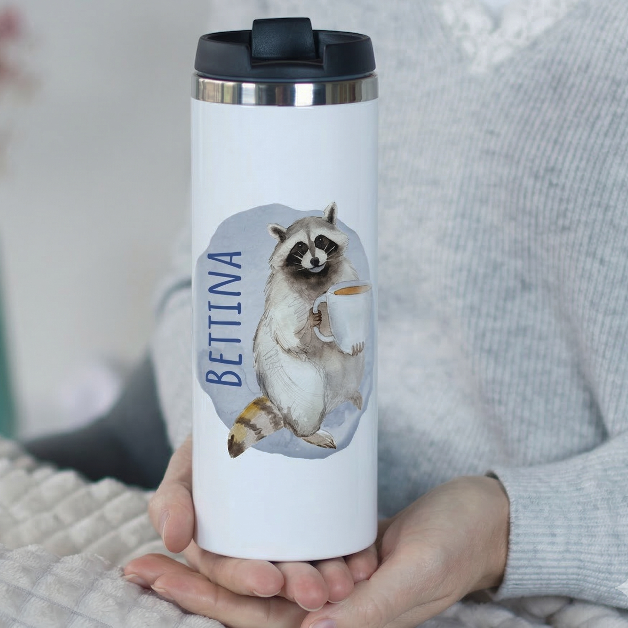 Weißer Thermobecher mit Waschbär und dem Namen "Bettina".