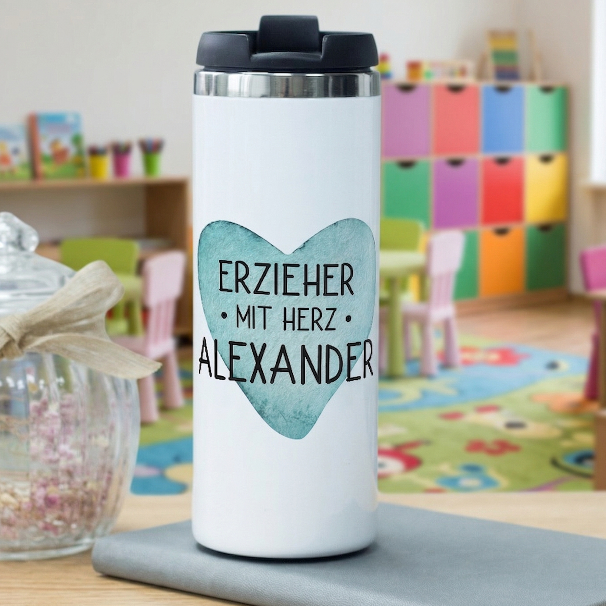 Thermo-Becher in Weiß mit Herzmotiv und Text "Erzieher mit Herz Alexander".