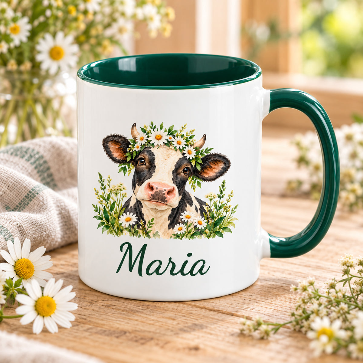 Kuh-Tasse mit schwarz-weißer Kuh mit Gänseblümchenkranz und Wunschname in Schrägansicht mit sichtbarem dunkelgrünem Innenraum