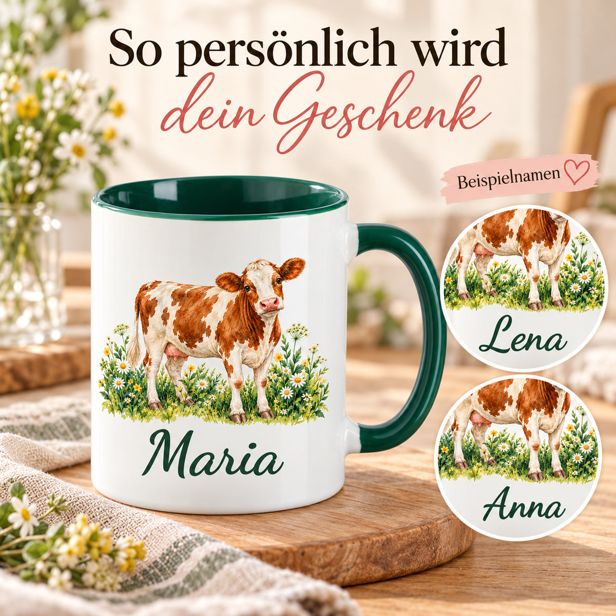 Kuh-Tasse mit braun-weißer Kuh zwischen Wildblumen und Wunschname mit zwei runden Detailausschnitten weiterer Beispielnamen