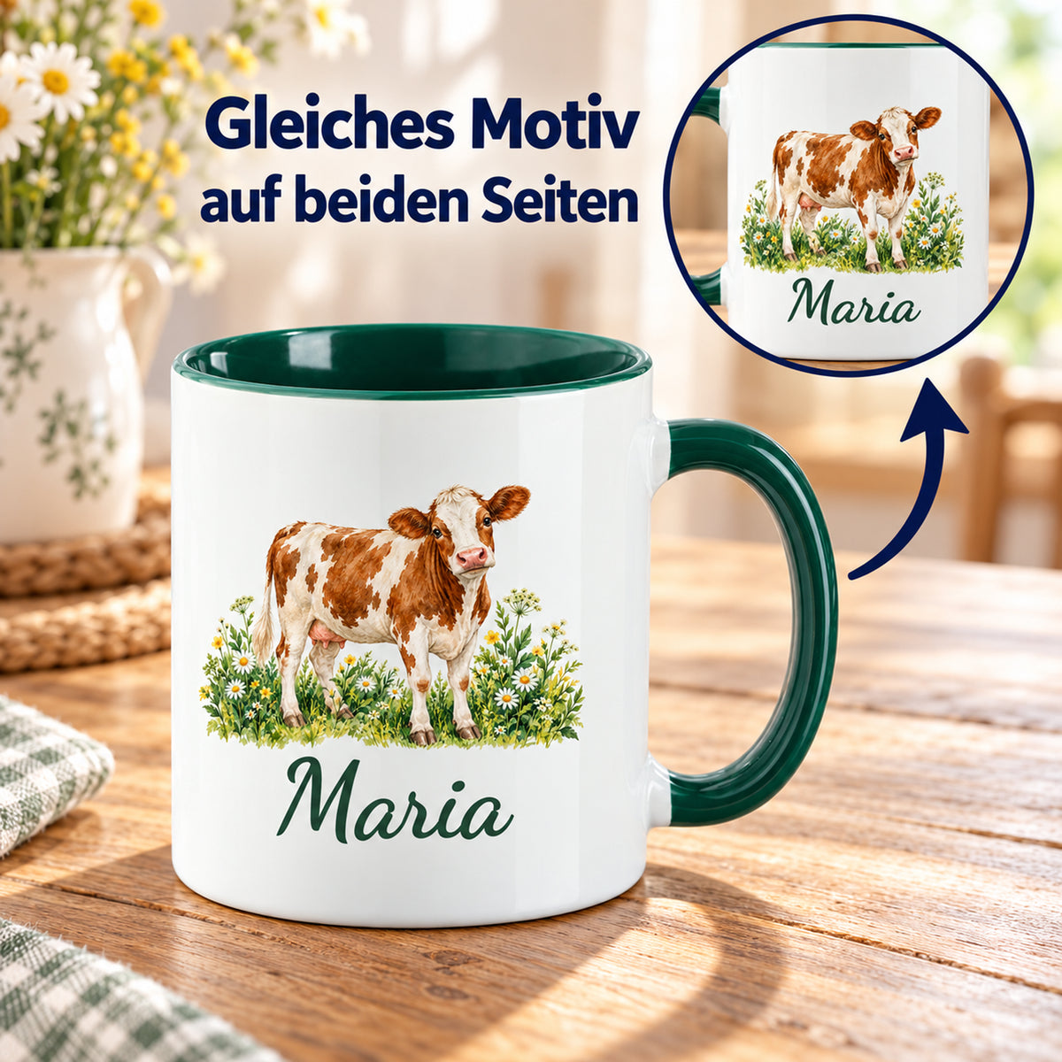 Kuh-Tasse mit braun-weißer Kuh zwischen Wildblumen und Wunschname mit Pfeil und Detailausschnitt für das gleiche Motiv auf beiden Seiten