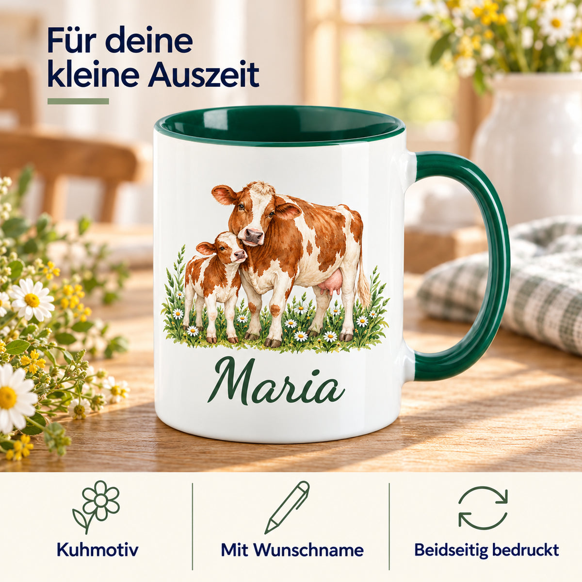 Kuh-Tasse mit braun-weißer Kuh und Kälbchen zwischen Wiesenblumen und Wunschname; Infografik zu Kuhmotiv, Wunschname und beidseitigem Druck