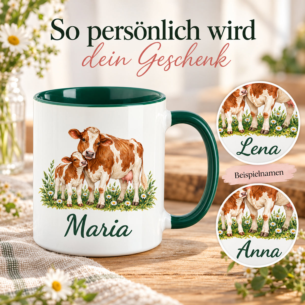 Kuh-Tasse mit braun-weißer Kuh und Kälbchen zwischen Wiesenblumen und Wunschname mit zwei runden Detailausschnitten weiterer Beispielnamen
