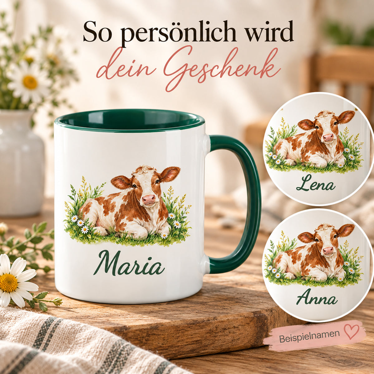 Kuh-Tasse mit ruhender braun-weißer Kuh mit Gänseblümchen und Wunschname mit zwei runden Detailausschnitten weiterer Beispielnamen