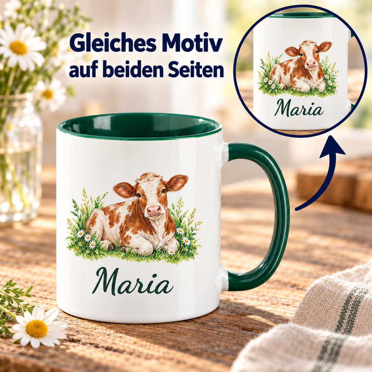Kuh-Tasse mit ruhender braun-weißer Kuh mit Gänseblümchen und Wunschname mit Pfeil und Detailausschnitt für das gleiche Motiv auf beiden Seiten