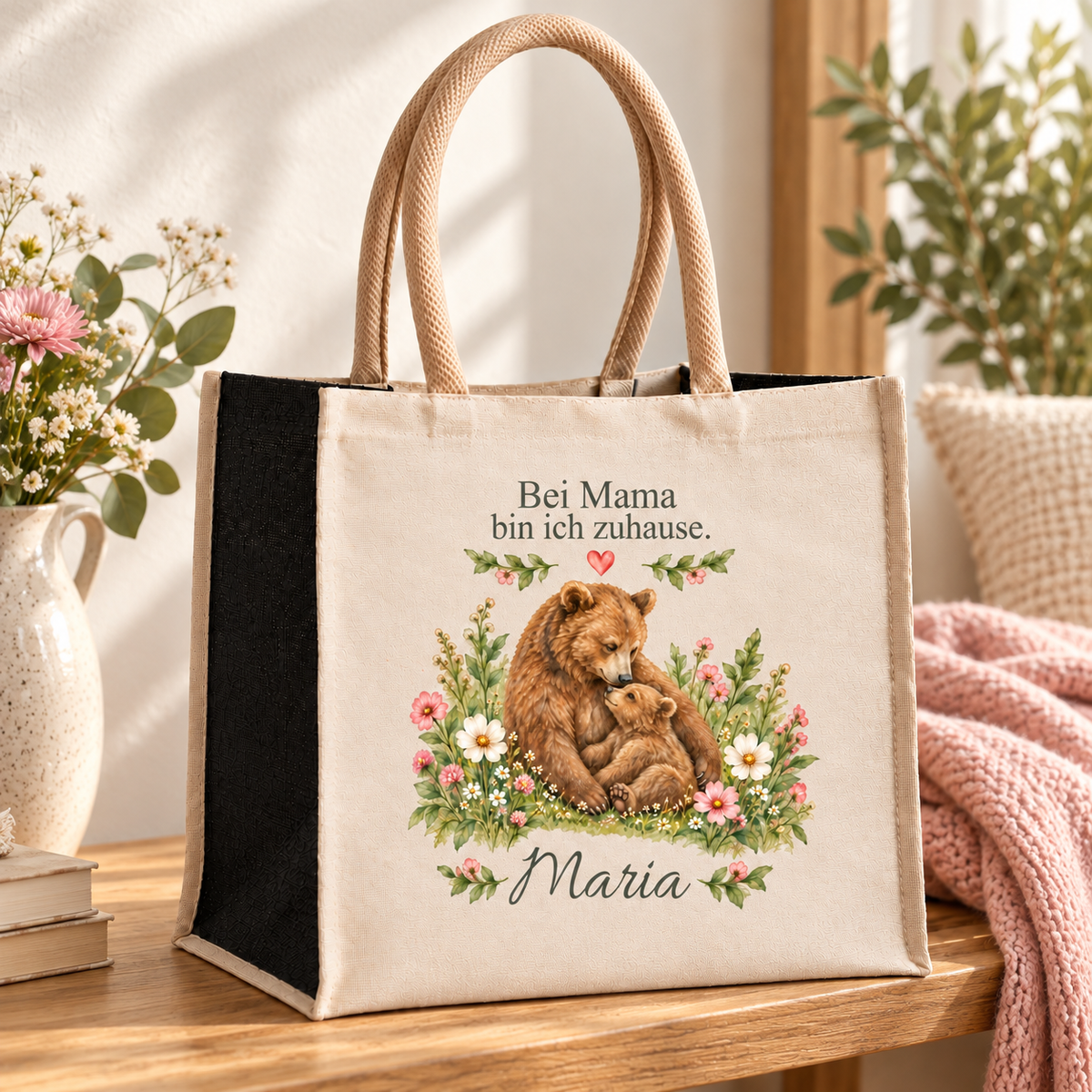 Personalisierte Mama-Tasche mit Mama-Bär-Motiv auf einer Holzbank