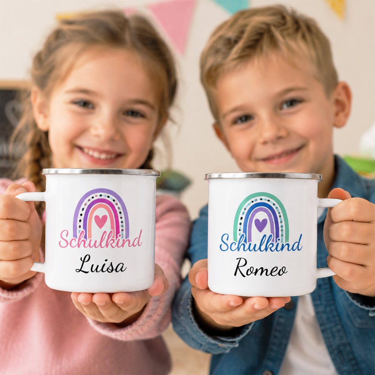 Weißer Emaillebecher mit buntem Regenbogen und Namen.