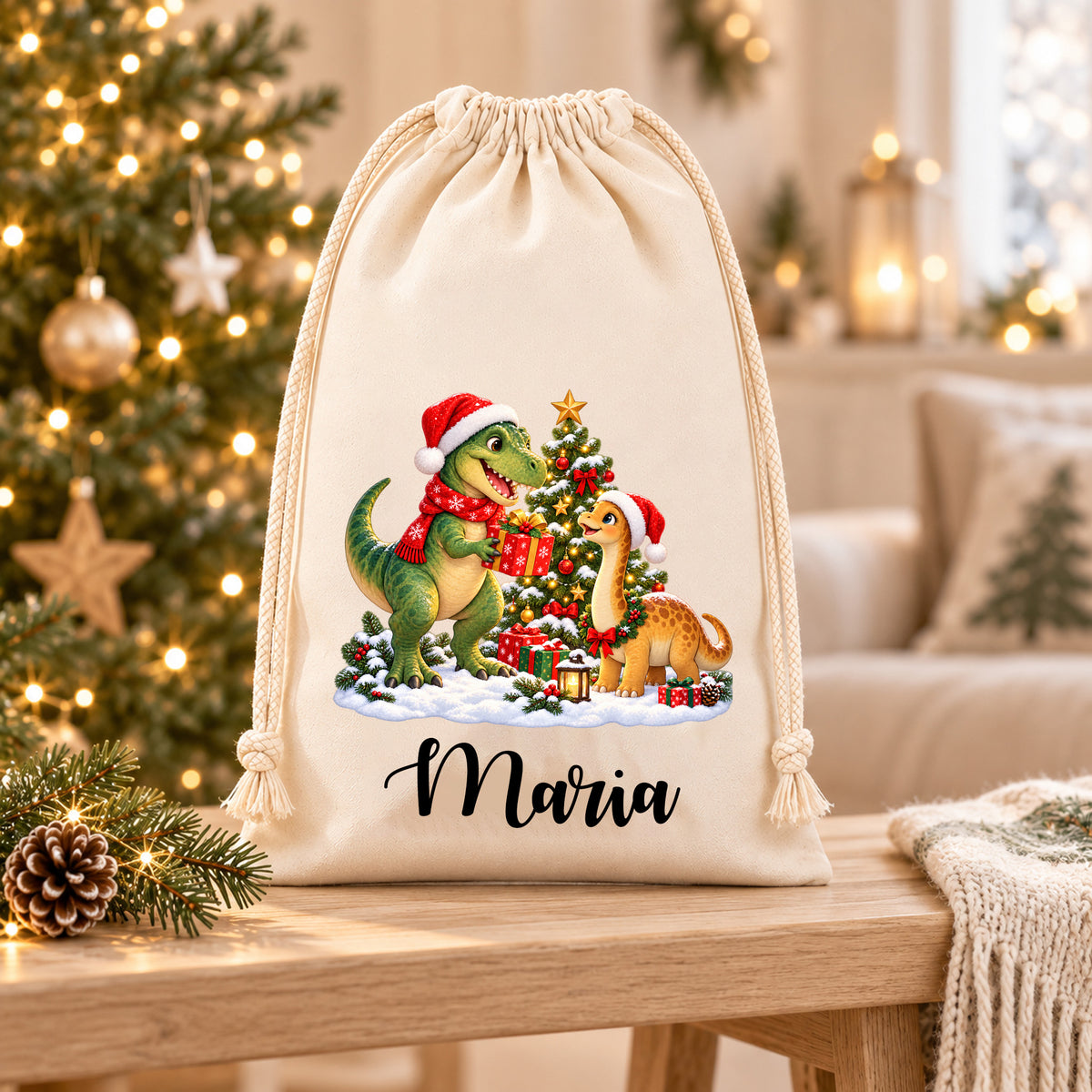 Nikolaussack mit grünem T-Rex und kleinem Langhals-Dinosaurier in einer Weihnachtsszene und dem Namen Maria auf einer hellen Holzablage in weihnachtlicher Wohnumgebung.