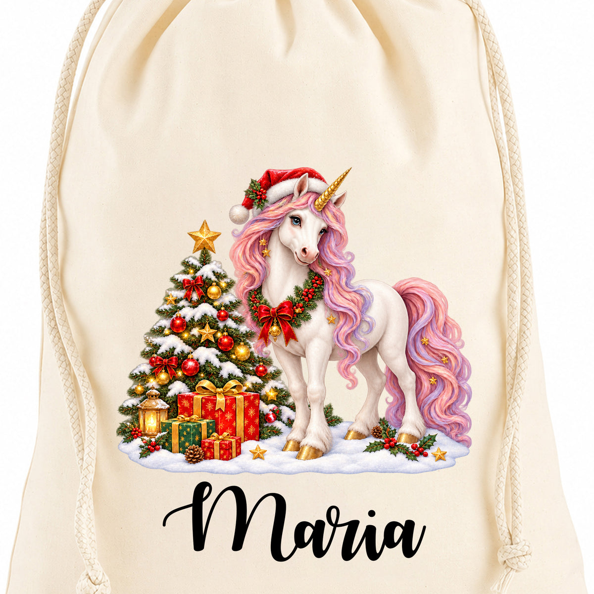 Detailansicht der Baumwolloberfläche mit weißem Einhorn mit rosa-lilafarbener Mähne neben Weihnachtsbaum und Geschenken und dem schwarzen Beispielnamen Maria.