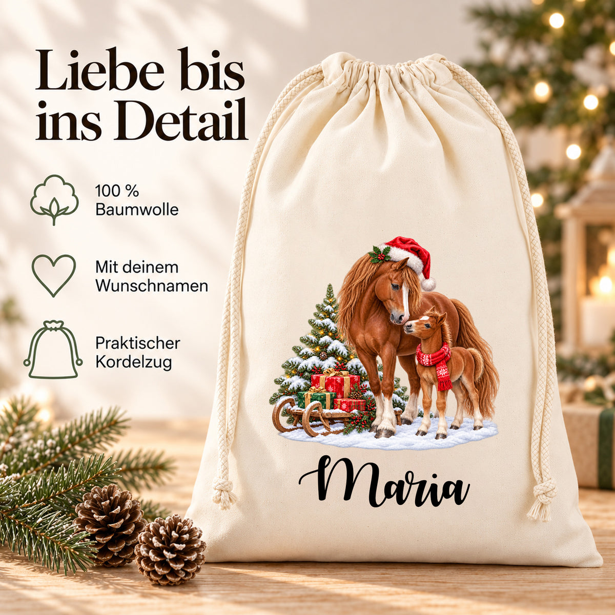 Nikolaussack mit braunem Pferd und Fohlen neben einem Geschenkschlitten; Hinweise im Bild: 100 % Baumwolle, mit deinem Wunschnamen und praktischer Kordelzug.