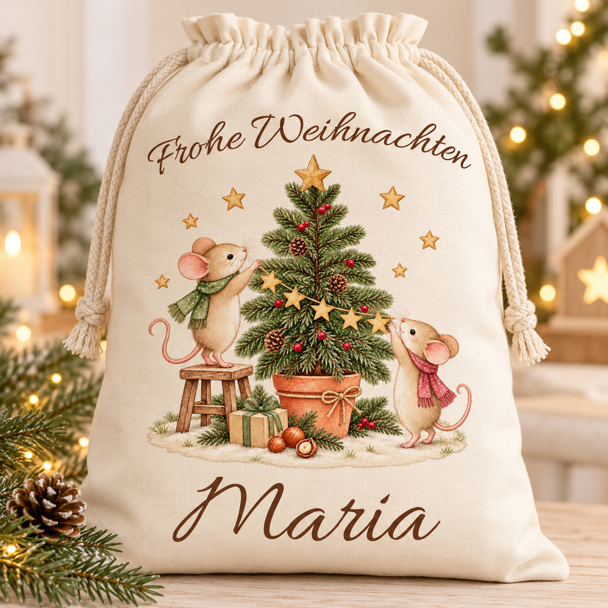 Personalisierter Nikolaussack mit zwei Mäusen auf hellem Holz, neben Tannenzweig und Zapfen.