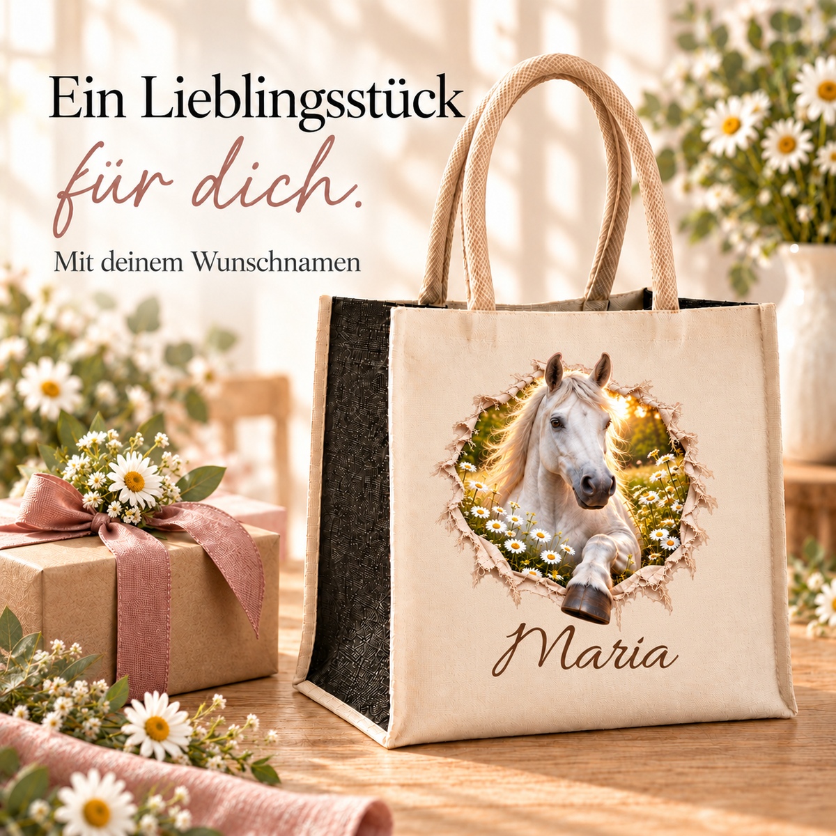Tasche mit dem Motiv eines Schimmels neben verpacktem Geschenk und Blumen auf Holz.