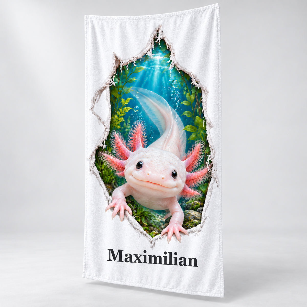 Handtuch mit Axolotl im Stoffriss-Look und Wunschname, schräg gezeigt