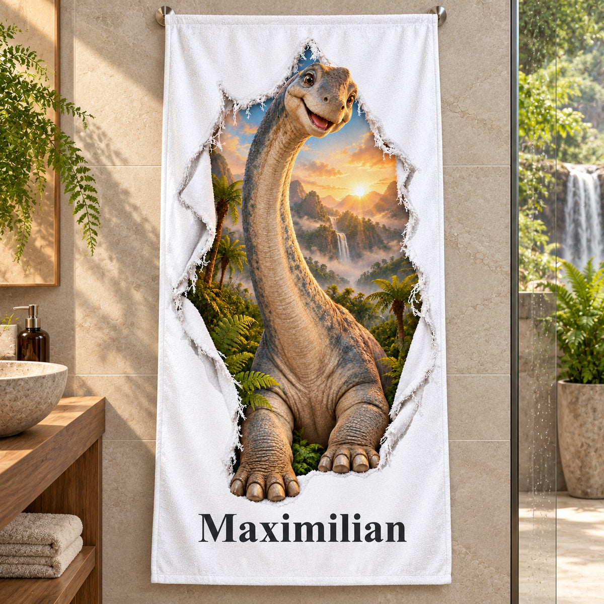 Weißes personalisiertes Handtuch mit Langhals-Dinosaurier-Motiv im Stoffriss-Design an einer Badezimmerwand.