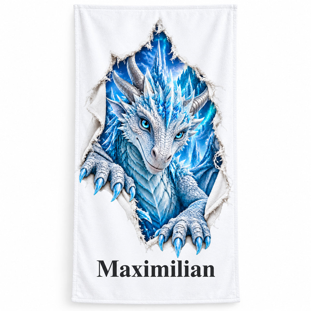Weißes personalisiertes Handtuch mit Eisdrache-Motiv im Stoffriss-Design freigestellt vor weißem Hintergrund.