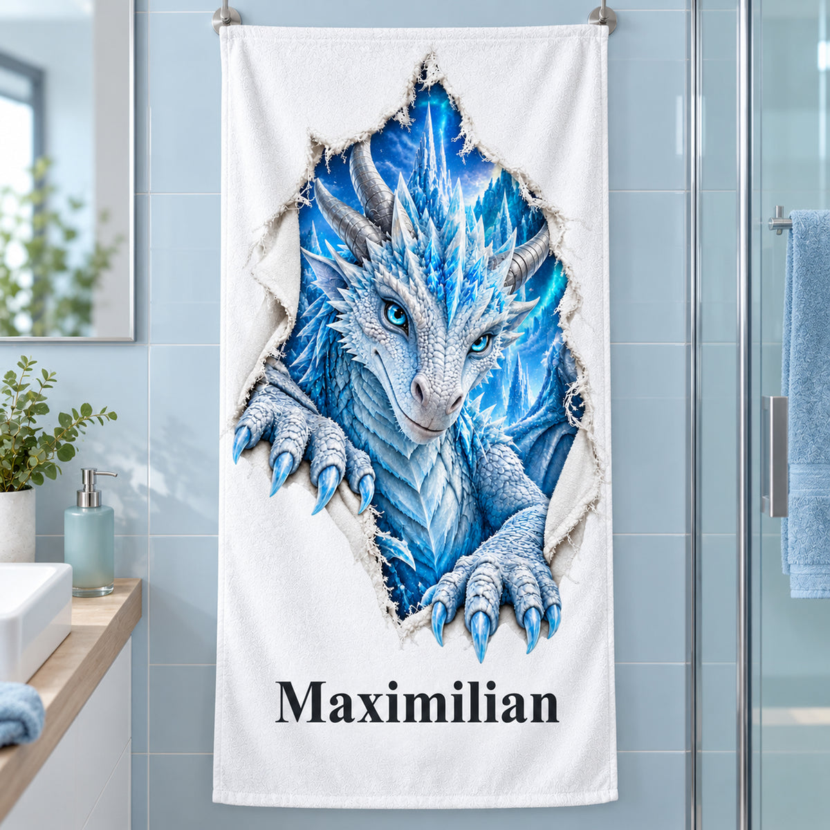 Weißes personalisiertes Handtuch mit Eisdrache-Motiv im Stoffriss-Design an einer Badezimmerwand.