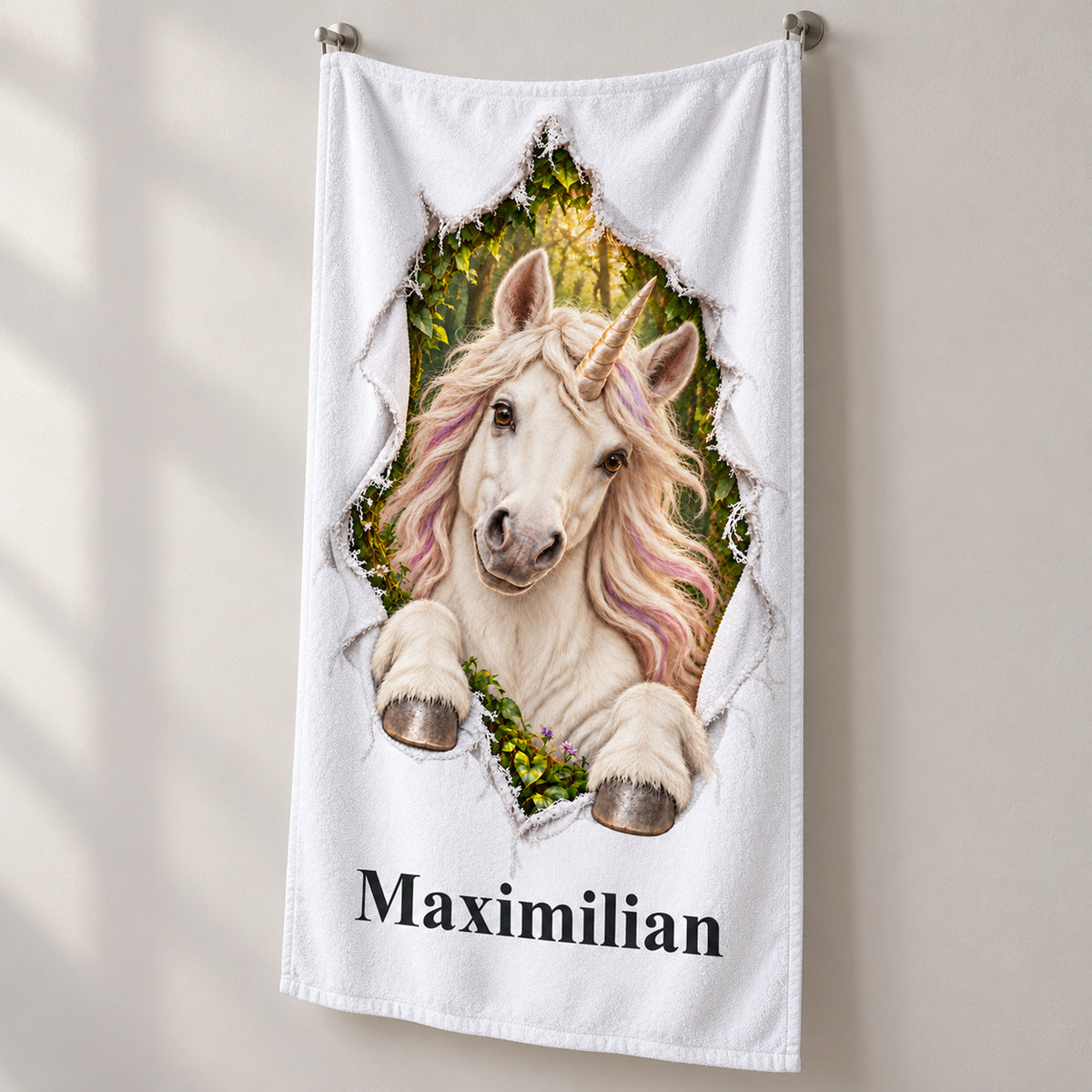 Weißes personalisiertes Handtuch mit Einhorn-Motiv im Stoffriss-Design in schräger Studioansicht mit sichtbarem Saum.