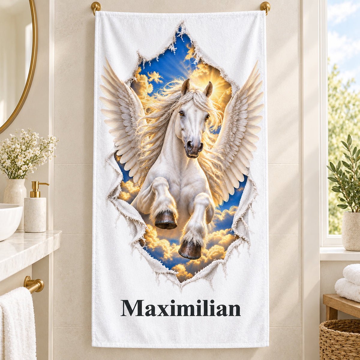 Weißes personalisiertes Handtuch mit Pegasus-Motiv im Stoffriss-Design an einer Badezimmerwand.