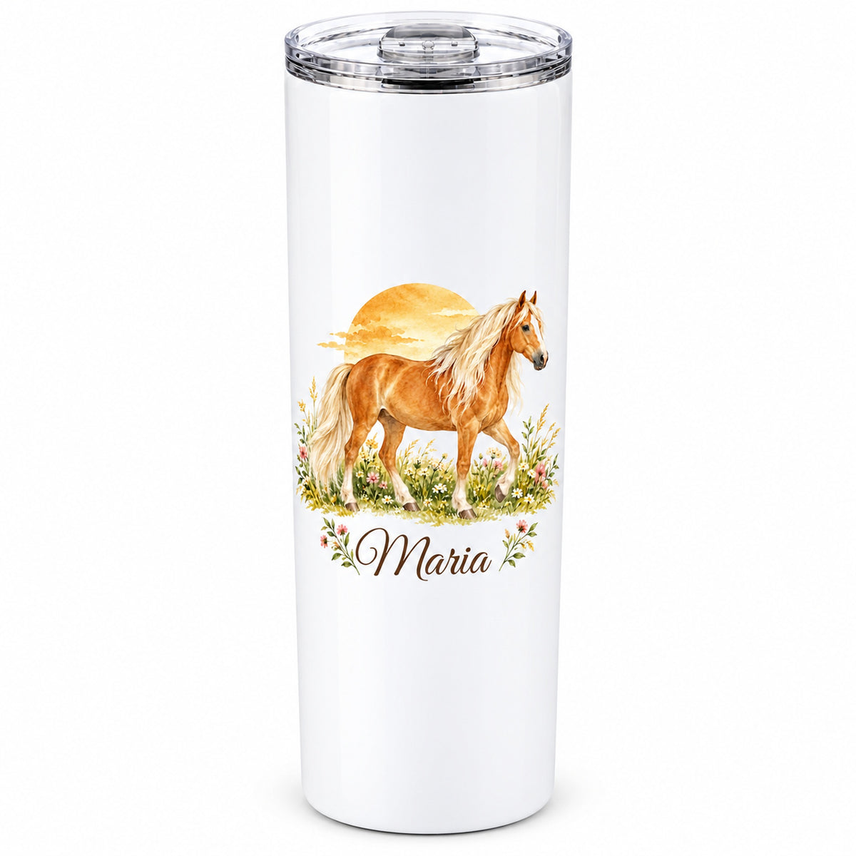 Weißer Thermobecher mit einem Haflinger vor einem Sonnenbogen und Wunschname mit transparentem Schiebedeckel, freigestellt auf Weiß.