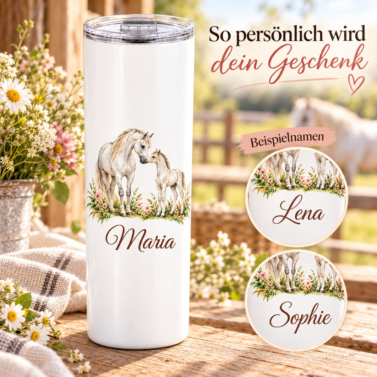 Weißer Thermobecher mit einer Schimmelstute mit Fohlen und Wunschname mit zwei Detailausschnitten als Beispiele für die Namensgestaltung.