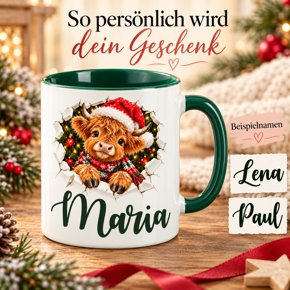Personalisierung der Weihnachtstasse: Wunschname unter dem Hochlandrind-Motiv mit Weihnachtsmütze und Schal
