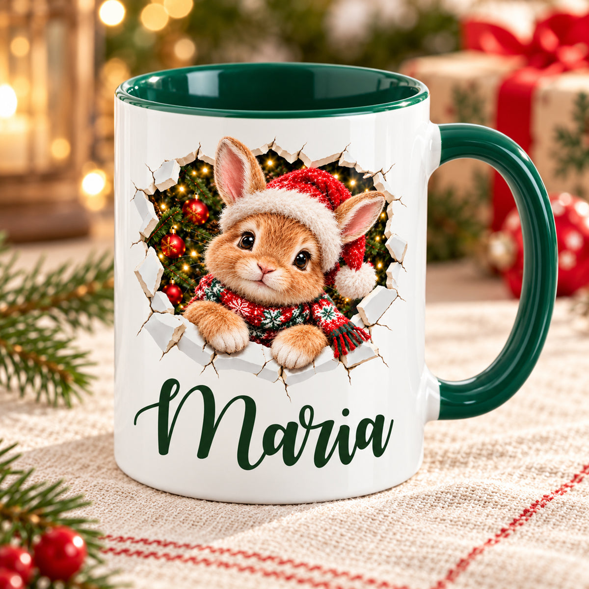 Weihnachtstasse mit Hase und Wunschname schräg von vorn, grüner Henkel und Innenraum sichtbar