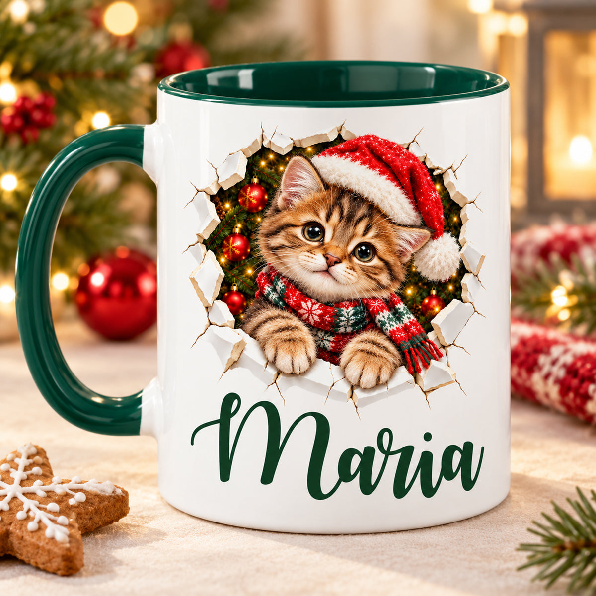 Rückseite der grünen Weihnachtstasse: dasselbe Katze-Motiv mit Wunschname und gedruckter Keramikbruch-Illusion